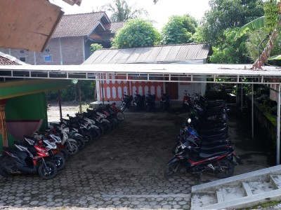 TEMPAT PARKIR KENDARAAN